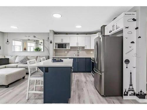 277 Yorkville Manor Sw, Calgary, AB - Indoor Photo Showing Kitchen