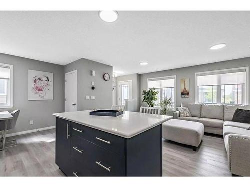 277 Yorkville Manor Sw, Calgary, AB - Indoor Photo Showing Living Room