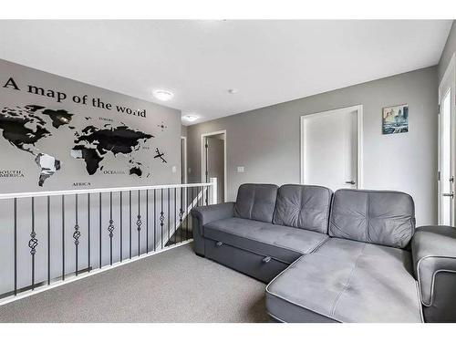 277 Yorkville Manor Sw, Calgary, AB - Indoor Photo Showing Living Room