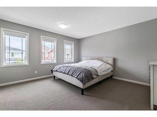 277 Yorkville Manor Sw, Calgary, AB - Indoor Photo Showing Bedroom