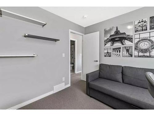 277 Yorkville Manor Sw, Calgary, AB - Indoor Photo Showing Other Room