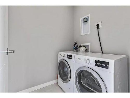 277 Yorkville Manor Sw, Calgary, AB - Indoor Photo Showing Laundry Room