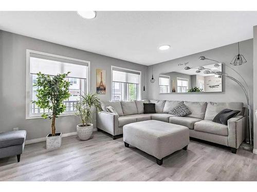 277 Yorkville Manor Sw, Calgary, AB - Indoor Photo Showing Living Room