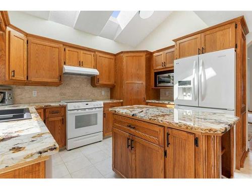 204 Douglas Shore Close Se, Calgary, AB - Indoor Photo Showing Kitchen