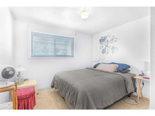 4315 4 Avenue Se, Calgary, AB - Indoor Photo Showing Bedroom