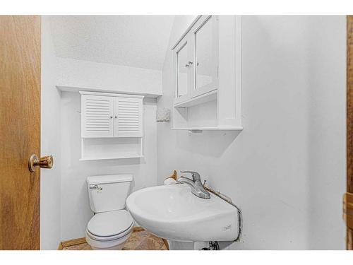 4315 4 Avenue Se, Calgary, AB - Indoor Photo Showing Bathroom