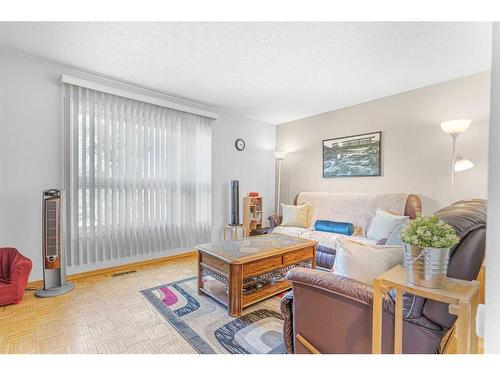 4315 4 Avenue Se, Calgary, AB - Indoor Photo Showing Living Room