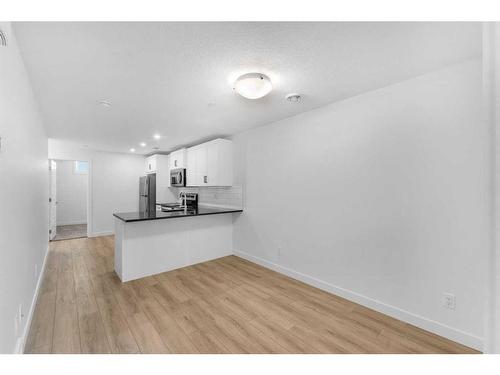 304 Hotchkiss Drive Se, Calgary, AB - Indoor Photo Showing Kitchen