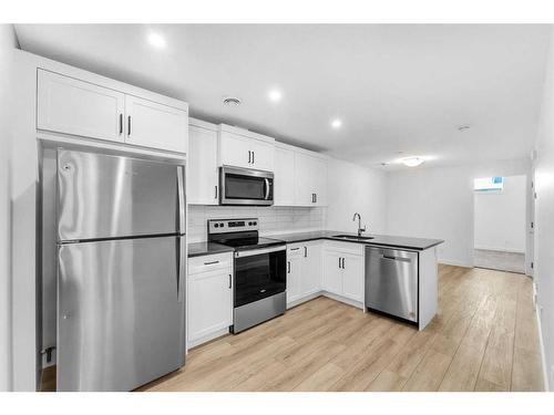 304 Hotchkiss Drive Se, Calgary, AB - Indoor Photo Showing Kitchen