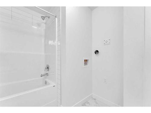 304 Hotchkiss Drive Se, Calgary, AB - Indoor Photo Showing Bathroom