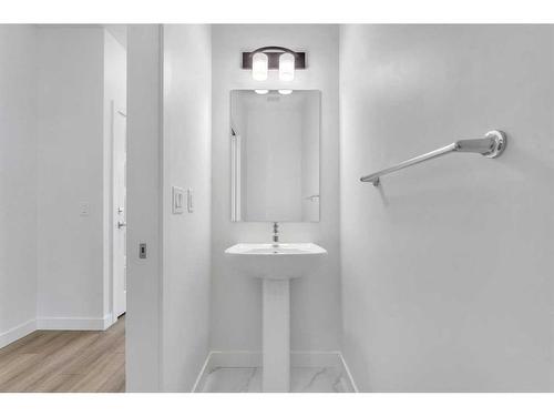 304 Hotchkiss Drive Se, Calgary, AB - Indoor Photo Showing Bathroom