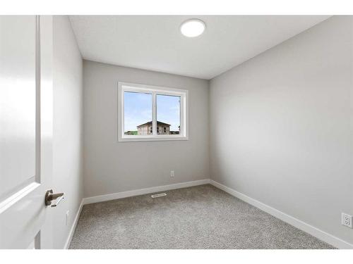 543 Union Avenue Se, Calgary, AB - Indoor Photo Showing Other Room