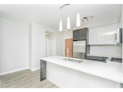 3109-95 Burma Star Road Sw, Calgary, AB - Indoor Photo Showing Kitchen With Upgraded Kitchen