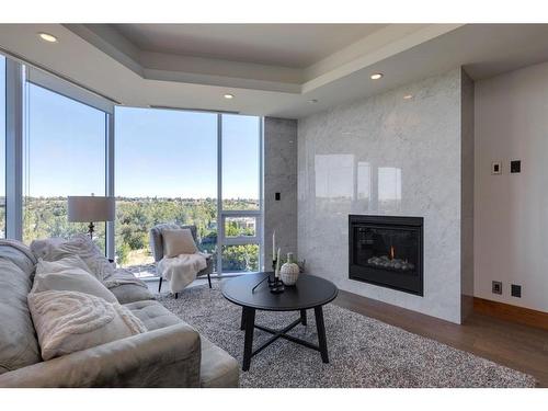 906-738 1 Avenue Sw, Calgary, AB - Indoor Photo Showing Living Room With Fireplace