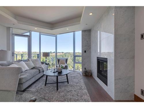 906-738 1 Avenue Sw, Calgary, AB - Indoor Photo Showing Living Room With Fireplace