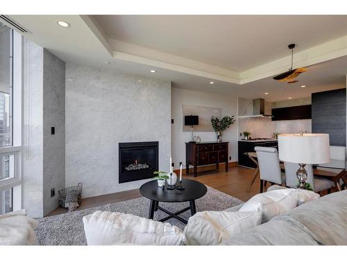 906-738 1 Avenue Sw, Calgary, AB - Indoor Photo Showing Living Room With Fireplace