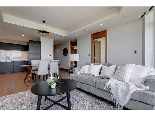 906-738 1 Avenue Sw, Calgary, AB - Indoor Photo Showing Living Room