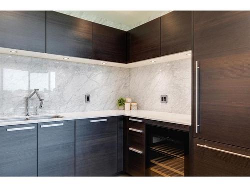 906-738 1 Avenue Sw, Calgary, AB - Indoor Photo Showing Kitchen With Double Sink