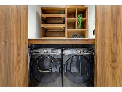 906-738 1 Avenue Sw, Calgary, AB - Indoor Photo Showing Laundry Room