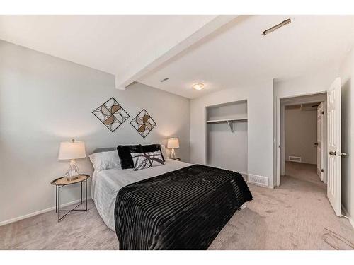 4968 Rundlewood Drive Ne, Calgary, AB - Indoor Photo Showing Bedroom