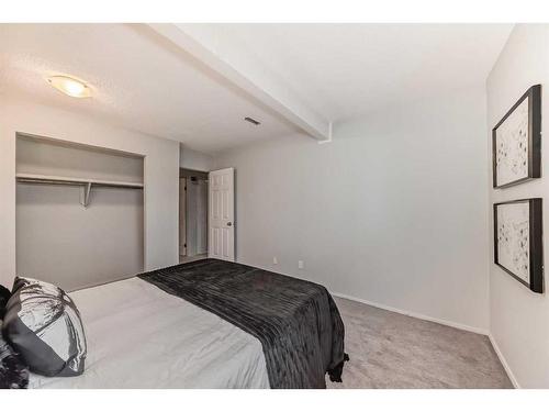 4968 Rundlewood Drive Ne, Calgary, AB - Indoor Photo Showing Bedroom