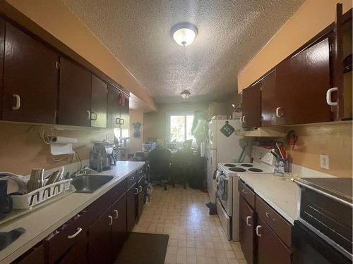 733 44 Avenue Nw, Calgary, AB - Indoor Photo Showing Kitchen