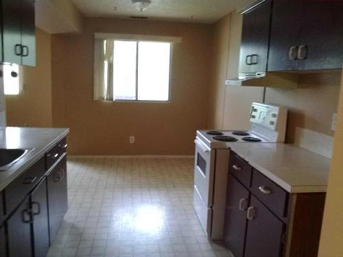 733 44 Avenue Nw, Calgary, AB - Indoor Photo Showing Kitchen