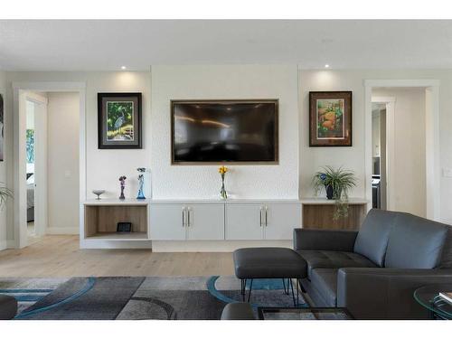 8 Kautz Close, Lyalta, AB - Indoor Photo Showing Living Room