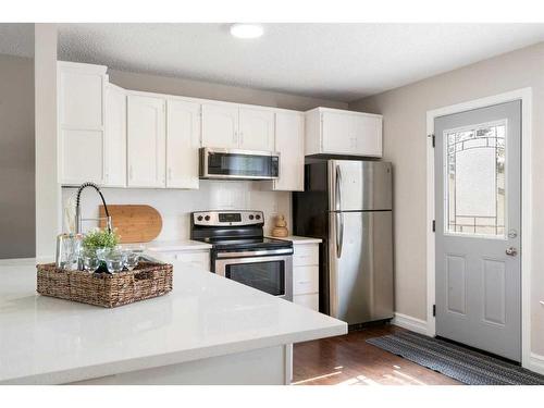 209 Acacia Drive Se, Airdrie, AB - Indoor Photo Showing Kitchen With Upgraded Kitchen