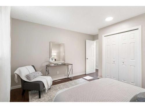 209 Acacia Drive Se, Airdrie, AB - Indoor Photo Showing Bedroom