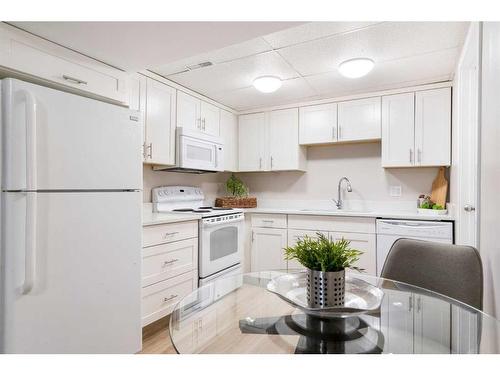 209 Acacia Drive Se, Airdrie, AB - Indoor Photo Showing Kitchen