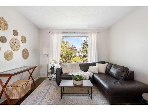 209 Acacia Drive Se, Airdrie, AB - Indoor Photo Showing Living Room