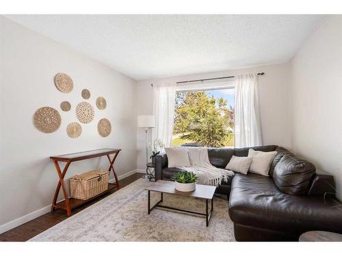 209 Acacia Drive Se, Airdrie, AB - Indoor Photo Showing Living Room