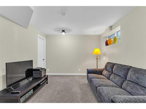 246 Cramond Circle Se, Calgary, AB - Indoor Photo Showing Living Room