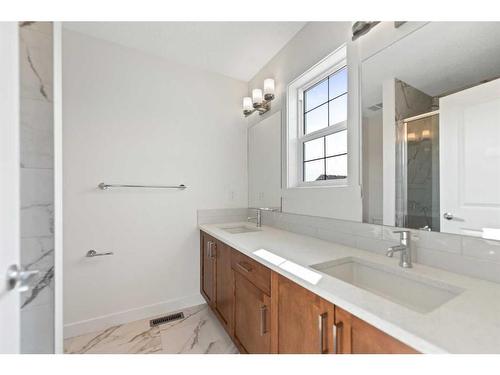 722 Bayview Hill Sw, Airdrie, AB - Indoor Photo Showing Bathroom