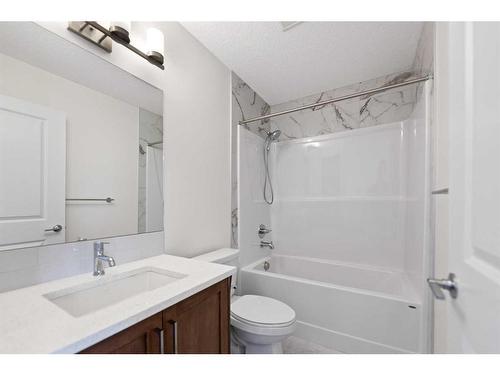 722 Bayview Hill Sw, Airdrie, AB - Indoor Photo Showing Bathroom