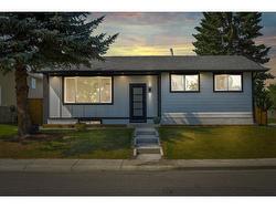 107 Penbrooke Close SE Calgary, AB T2A 3N9