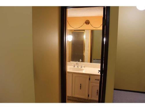 9-1435 96 Avenue Sw, Calgary, AB - Indoor Photo Showing Bathroom