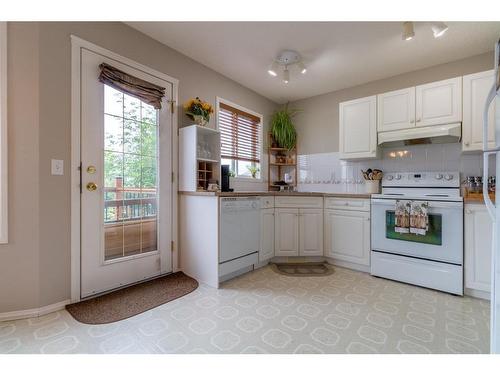 85 Taravista Way Ne, Calgary, AB - Indoor Photo Showing Kitchen