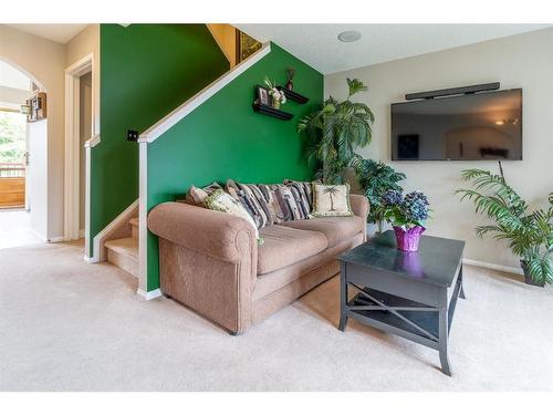 85 Taravista Way Ne, Calgary, AB - Indoor Photo Showing Living Room