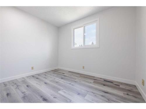 12 Erin Croft Green Se, Calgary, AB - Indoor Photo Showing Other Room