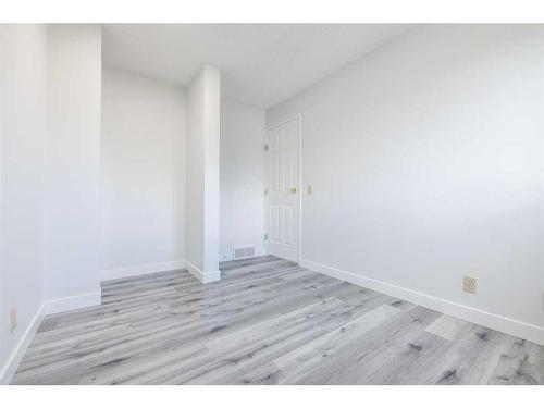 12 Erin Croft Green Se, Calgary, AB - Indoor Photo Showing Other Room