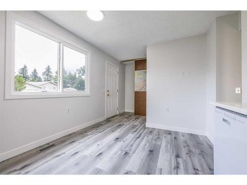 12 Erin Croft Green Se, Calgary, AB - Indoor Photo Showing Other Room