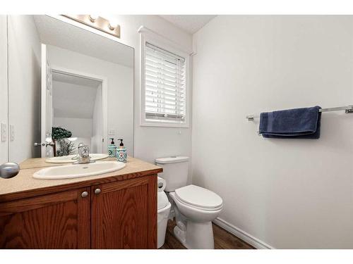 189 Everridge Way Sw, Calgary, AB - Indoor Photo Showing Bathroom