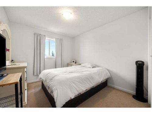 189 Everridge Way Sw, Calgary, AB - Indoor Photo Showing Bedroom