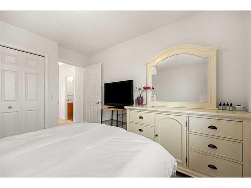 189 Everridge Way Sw, Calgary, AB - Indoor Photo Showing Bedroom