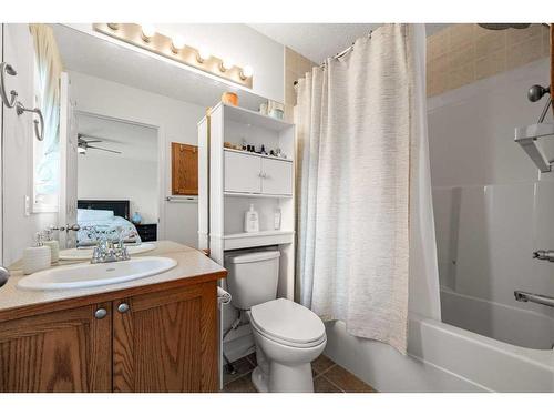 189 Everridge Way Sw, Calgary, AB - Indoor Photo Showing Bathroom