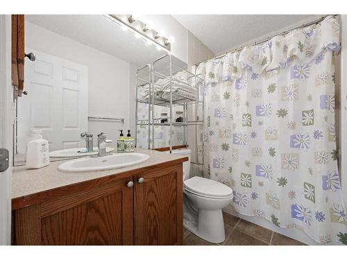 189 Everridge Way Sw, Calgary, AB - Indoor Photo Showing Bathroom