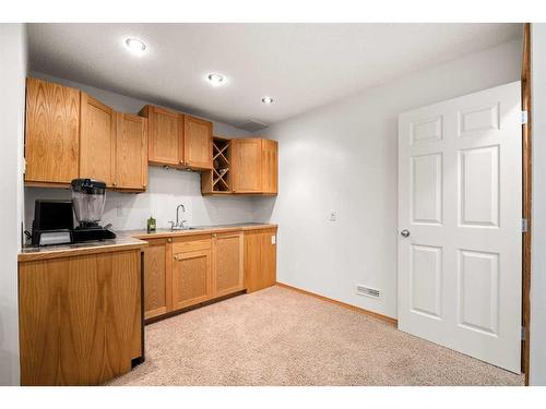 189 Everridge Way Sw, Calgary, AB - Indoor Photo Showing Kitchen