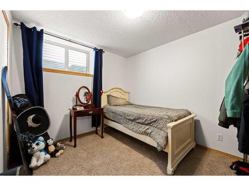 189 Everridge Way Sw, Calgary, AB - Indoor Photo Showing Bedroom